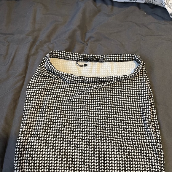 Buy 2 get 1- Never worn cute pencil skirt - Picture 2 of 2